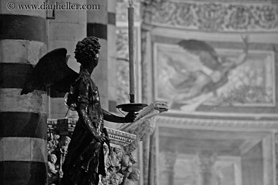 angel-statue-n-pillars-3.jpg