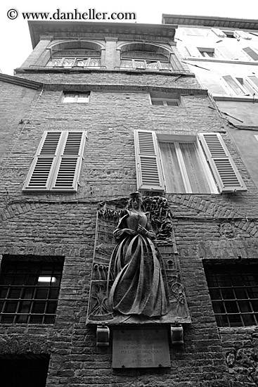 bronz-statue-on-brick-wall-bw.jpg