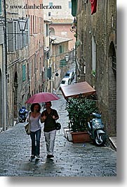 images/Europe/Italy/Tuscany/Towns/Siena/People/couple-walking-w-umbrella-3.jpg