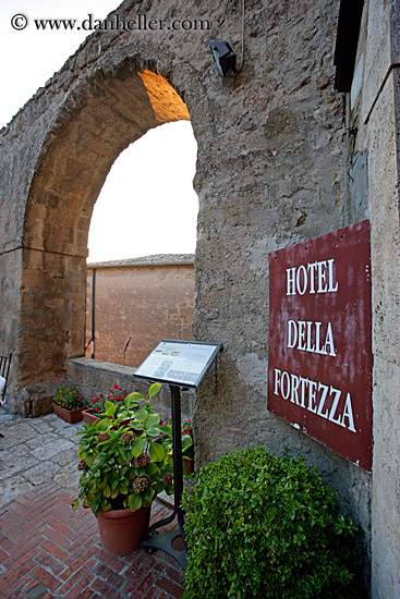 hotel-fortezza-sign.jpg