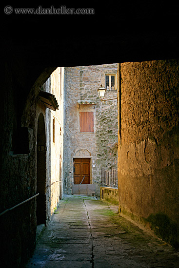 narrow-alley.jpg