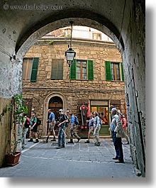 images/Europe/Italy/Tuscany/Towns/Sorano/Misc/tourists-walking-under-archway.jpg