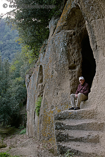 phil-in-etrusccan-tomb.jpg