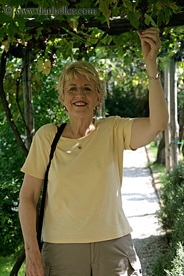 sandy-picking-grapes.jpg