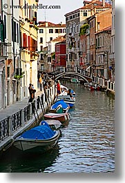 images/Europe/Italy/Venice/Canals/boats-in-canal-01.jpg