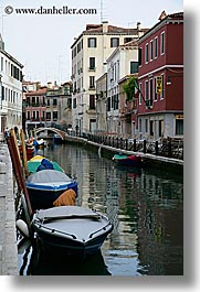 images/Europe/Italy/Venice/Canals/boats-in-canal-02.jpg