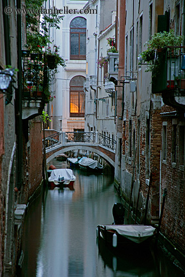 boats-in-canal-03.jpg