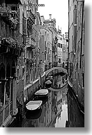 images/Europe/Italy/Venice/Canals/boats-in-canal-04.jpg