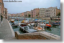 images/Europe/Italy/Venice/Canals/boats-in-canal-07.jpg