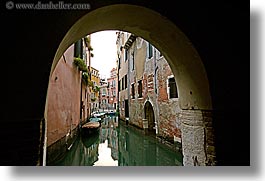 images/Europe/Italy/Venice/Canals/canal-boats-tunnel.jpg