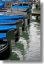 images/Europe/Italy/Venice/Gondola/blue-topped-gondolas-3.jpg
