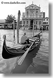 images/Europe/Italy/Venice/Gondola/gondolier-in-boat-2.jpg
