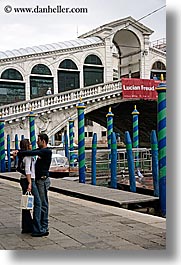 images/Europe/Italy/Venice/People/Couples/lovers-at-rialto-bridge.jpg
