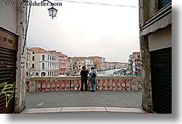 images/Europe/Italy/Venice/RialtoBridge/people-looking-over.jpg