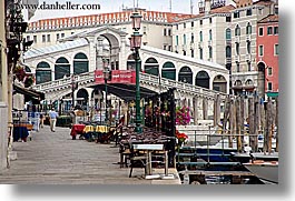 images/Europe/Italy/Venice/RialtoBridge/rialto-bridge-n-sidewalk.jpg