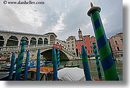 images/Europe/Italy/Venice/RialtoBridge/rialto-bridge-poles-1.jpg