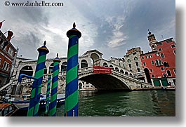 images/Europe/Italy/Venice/RialtoBridge/rialto-bridge-poles-2.jpg