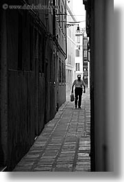 images/Europe/Italy/Venice/Streets/guy-in-alley-bw.jpg