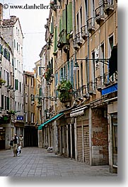 images/Europe/Italy/Venice/Streets/people-walking-streets-2.jpg