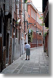 images/Europe/Italy/Venice/Streets/woman-sweeping-street.jpg