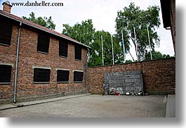 images/Europe/Poland/Auschwitz/execution-wall.jpg