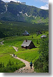 images/Europe/Poland/Hikers/hikers-mtns-n-huts-4.jpg