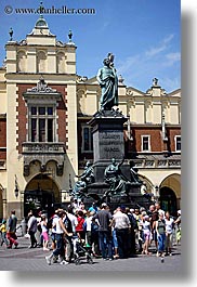 images/Europe/Poland/Krakow/Art/adam_mickiewicz-statue-n-crowd.jpg