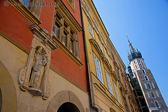 madonna-n-jesus-statue-on-wall.jpg