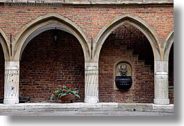 images/Europe/Poland/Krakow/JagiellonianUniversity/red-flowers-in-archway-1.jpg