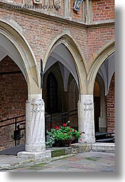 images/Europe/Poland/Krakow/JagiellonianUniversity/red-flowers-in-archway-2.jpg