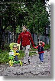 images/Europe/Poland/Zakopane/People/mom-w-kids.jpg