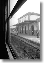 images/Europe/Portugal/Artsie/train-window-bw.jpg