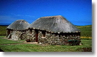 images/Europe/Scotland/Skye/thatched-roof.jpg
