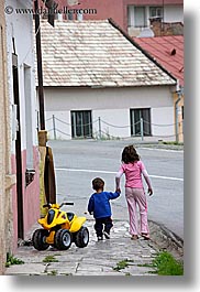 images/Europe/Slovakia/Kids/big-sister-little-brother.jpg