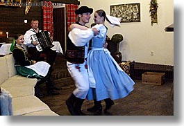 images/Europe/Slovakia/SlovakianDance/slovak-folk-dancing-couple-3.jpg
