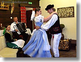 images/Europe/Slovakia/SlovakianDance/slovak-folk-dancing-couple-4.jpg