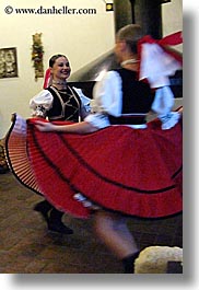 images/Europe/Slovakia/SlovakianDance/slovak-folk-dancing-couple-6.jpg