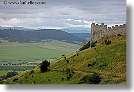 images/Europe/Slovakia/SpisCastle/castle-n-green-fields-1.jpg
