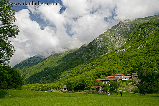 mountain-side-n-houses-1.jpg