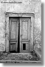 images/Europe/Slovenia/Kobarid/old-broken-door-bw.jpg