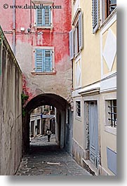 images/Europe/Slovenia/Pirano/Arches/archway-n-child.jpg