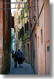 images/Europe/Slovenia/Pirano/NarrowStreets/walking-in-alley-1.jpg