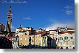 images/Europe/Slovenia/Pirano/Piazza/piazza-n-statue-2.jpg