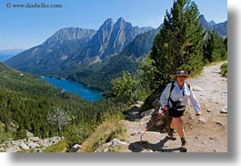 images/Europe/Spain/AiguestortesHike2/hikers-n-lake-07.jpg