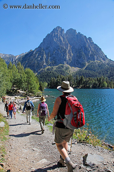 hikers-n-lake-09.jpg