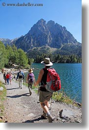 images/Europe/Spain/AiguestortesHike2/hikers-n-lake-09.jpg