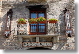 images/Europe/Spain/Ainsa/flowers-in-window-02.jpg