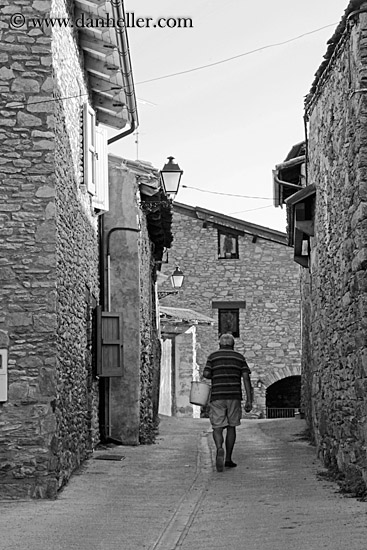 man-walking-in-street-bw-02.jpg