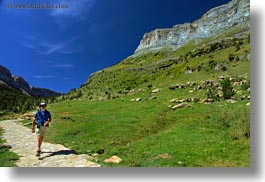 images/Europe/Spain/Ordesa/hiking-in-valley-02.jpg