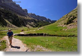 images/Europe/Spain/Ordesa/hiking-in-valley-06.jpg
